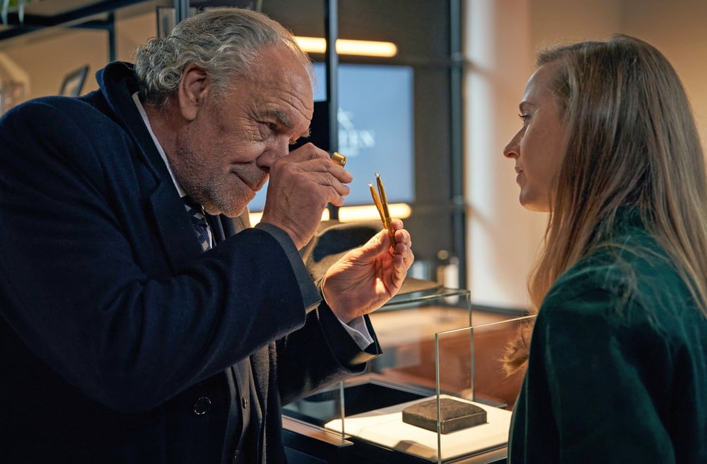 Borchert (Christian Kohlund, li.) und Greta (Nurit Hirschfeld) begutachten die Diamanten.