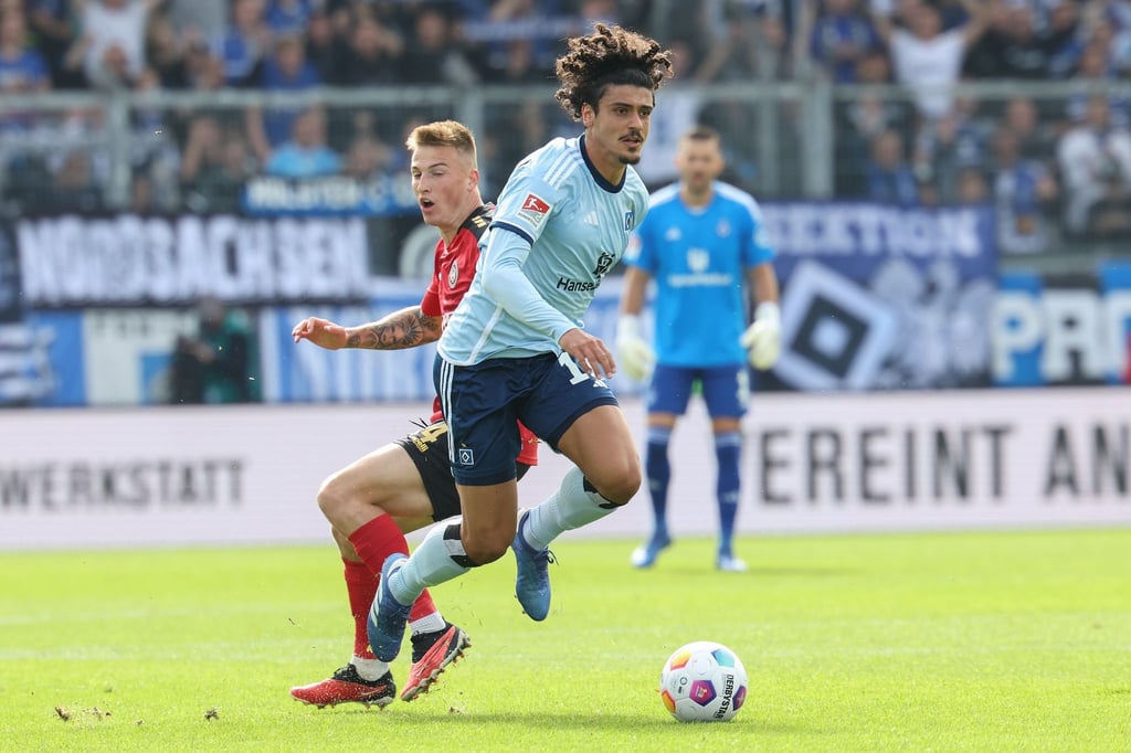Guilherme Ramos (Hamburger SV, 13) hat Franko Kovacevic (SV Wehen Wiesbaden, 14) ausgespielt.