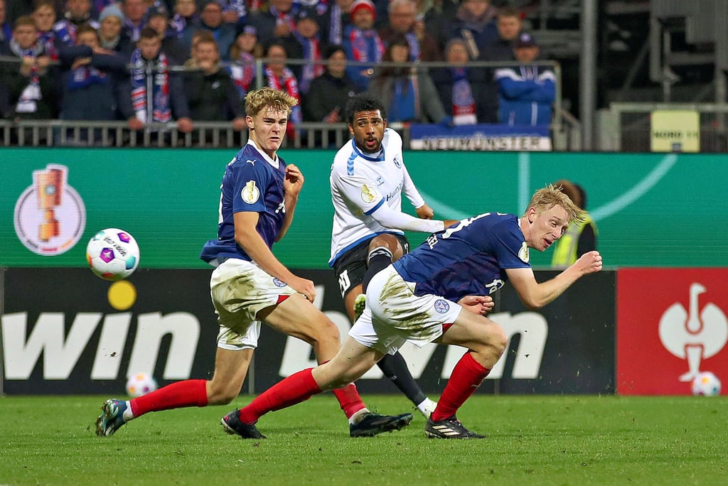 Angreifer Xavier Amaechi (weißes Trikot) hofft, nun besser beim 1. FC Magdeburg Fuß zu fassen. Und natürlich würde er sich auch gerne an diesem Sonnabend in Hamburg beweisen.
