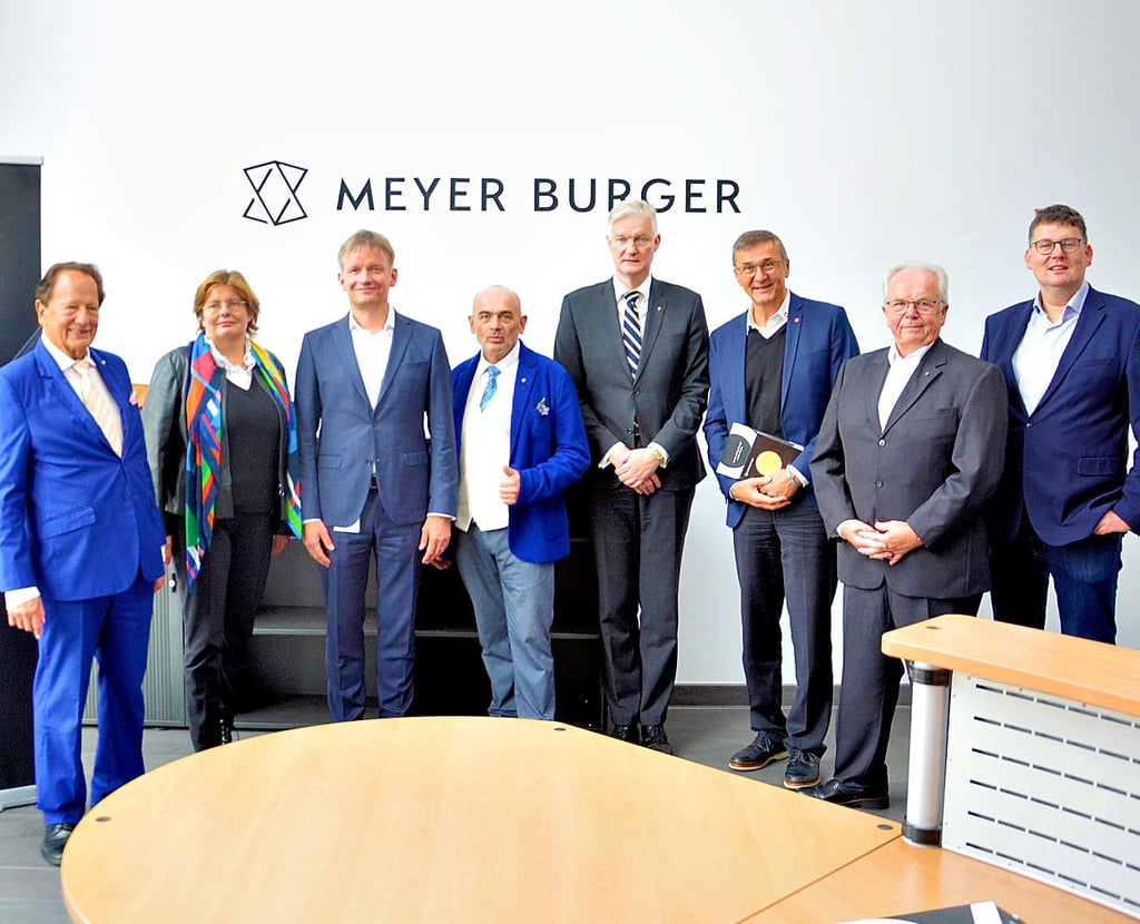 Vertreter der Solarallianz bei Meyer Burger: Die Gründungsmitglieder der Solarallianz besichtigen die innovativen Solaranlagen des Unternehmens Meyer Burger in Bitterfeld-Wolfen.