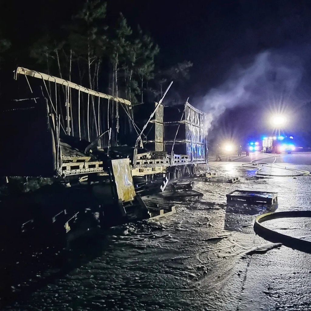 Die Feuerwehr löschte den Brand auf der A2 nahe Theeßen am frühen Freitagmorgen.