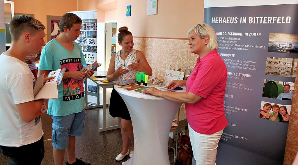 Schüler und Eltern erhalten Einblicke in verschiedene Berufsfelder bei der Berufswahlmesse an der Ganztagsschule in Roitzsch.
