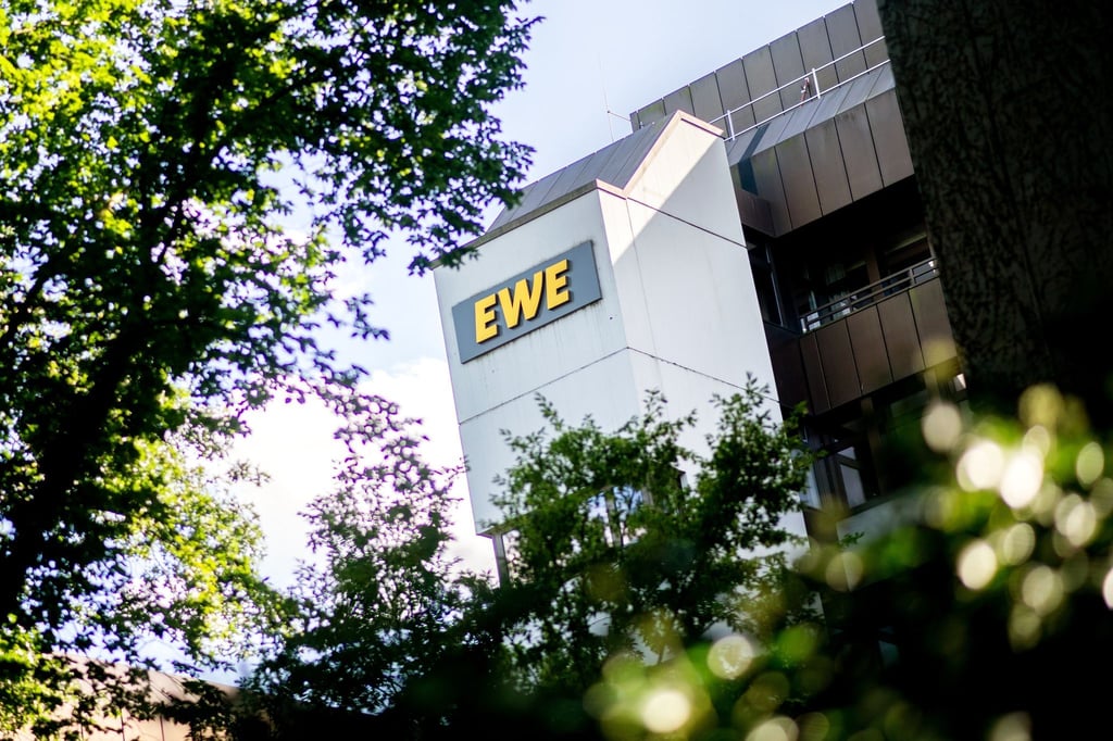 Das Logo des Unternehmens, der Schriftzug „EWE“, hängt an der Hauptverwaltung des Energieversorgers.
