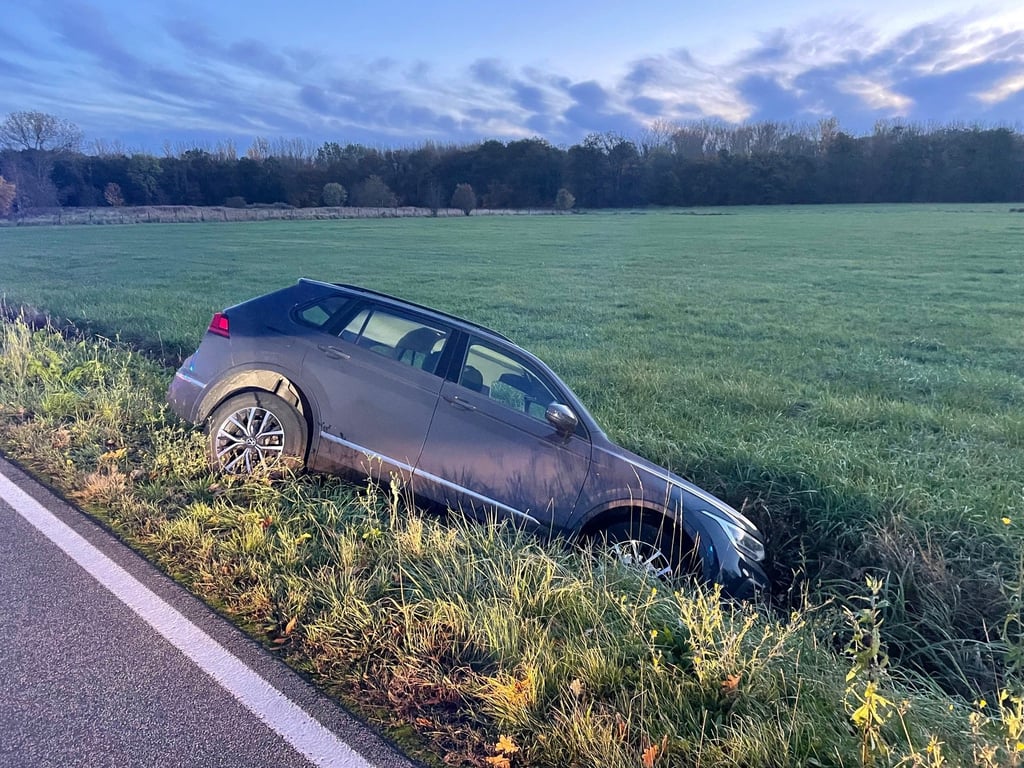 In Hoyersburg ist es zu einem Unfall mit einer Frau gekommen, die bei dem Versuch, in ihr rollendes Fahrzeug einzusteigen, von dem Auto überfahren wurde. Foto: