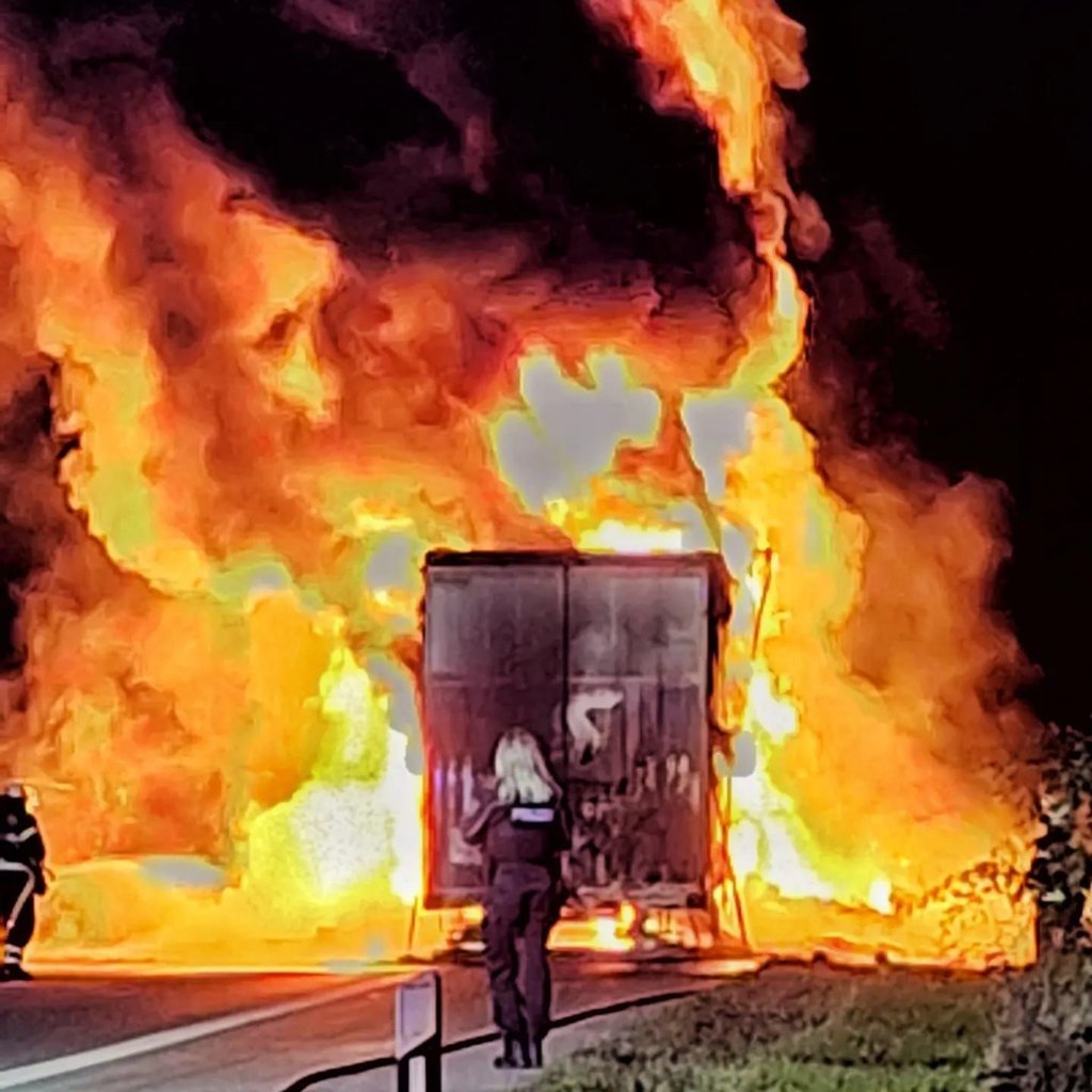 Der Lkw glich einem Flammeninferno, das sich auf die A2 nahe Theeßen erstreckte.