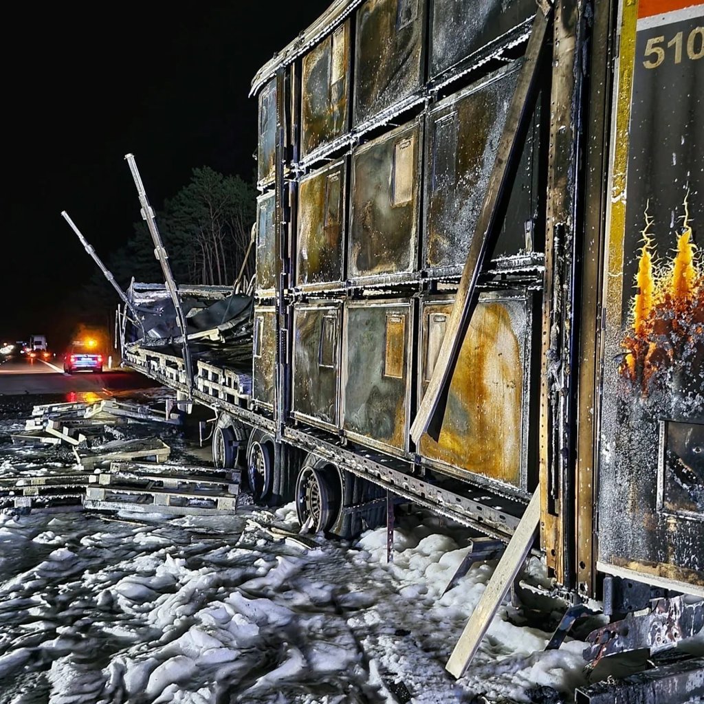Auf der A2 brannte in der Freitagnacht ein Lastwagen bei Theesen. Die Einsatzkräfte sind aktuell noch mit der Bergung beschäftigt.