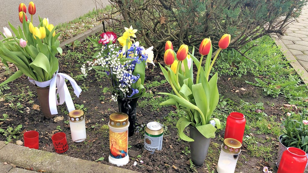 Blumen und Kerzen wurden nach dem Tod eines 56-Jährigen in Merseburg-Süd vor seinem Wohnhaus aufgestellt.
