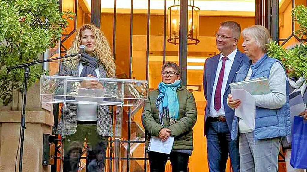 Juvisys Bürgermeisterin Lamia Bensarsa Reda (von links), die Vorstandsvorsitzende Isabelle Royer von der Association de jumelage Juvisy -Thale, Bürgermeister Maik Zedschack und Renate Zeus vom Partnerschaftsvereins.