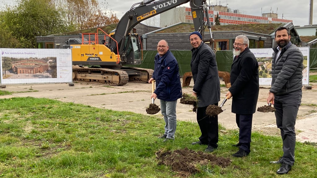 Der erste Spatenstich wurde begangen. Hier zu sehen (von links): Geschäftsführer Matthias Ziemann, Architekt Sergei Tchoban, Geschäftsführer Christward Buchholz und Architekturbüroleiter Christian Kossl.