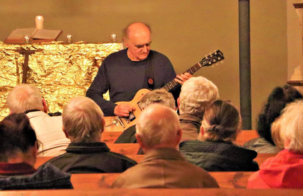 Joe Sachse, der bekannte Jazzgitarrist und einst selbst Bausoldat, hat in der Holzdorfer Kirche ein mehr als einstündiges Konzert gegeben.