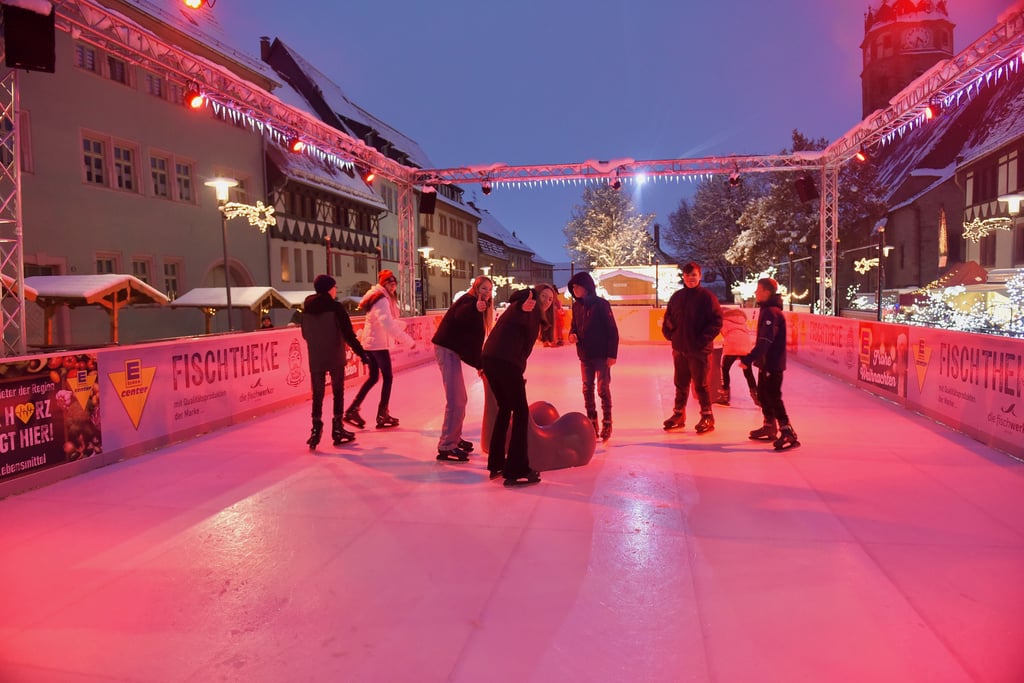 Symbolfoto - Auch in diesem Jahr wird es wieder eine Schlittschuhbahn auf dem Weihnachtsmarkt in Sangerhausen geben.