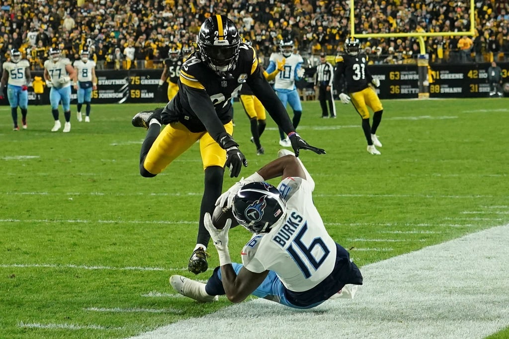 Tennessee Titans Wide Receiver Treylon Burks (16) sorgte für einen Schreckmoment.