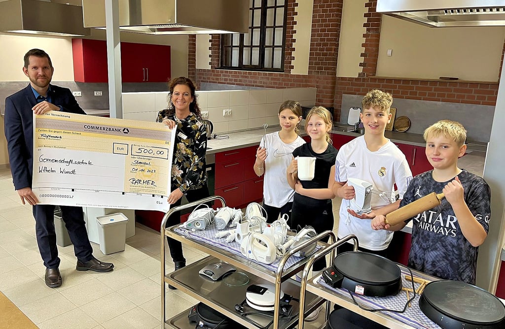 Genussbotschafter Patrick Groß (von links), Barmer-Regionalgeschäftsführerin Cynthia Pietsch-Stein und die Schüler Sophia, Lucie, Hermann und Theo freuen sich, dass die Gemeinschaftsschule in Tangerhütte Teil der Ernähungsinitiative „Ich kann kochen!" wird.
