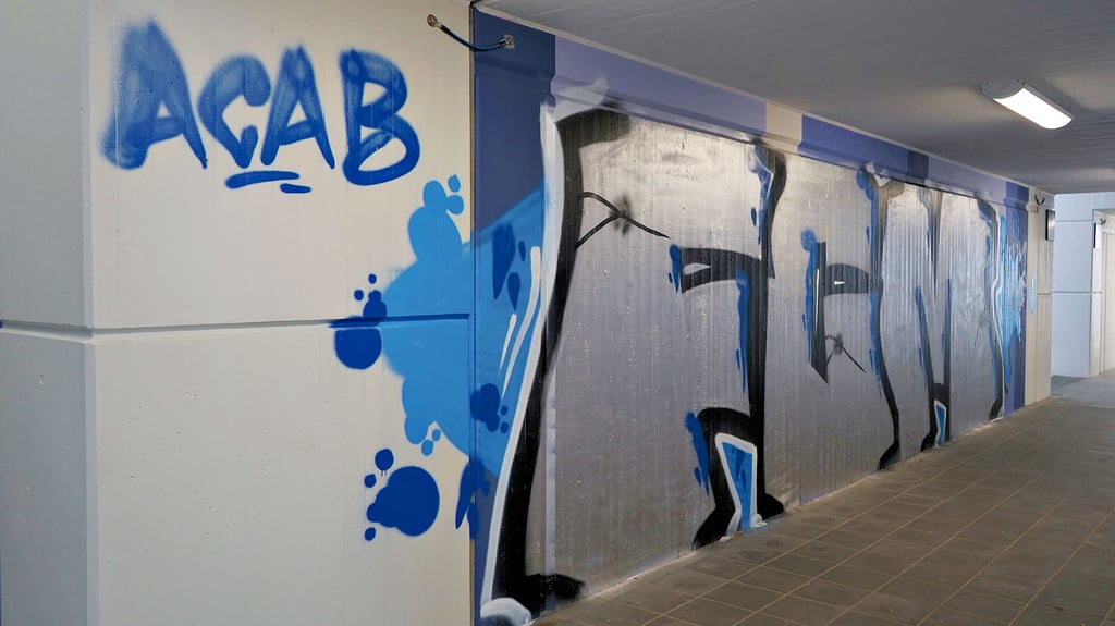 Das FCM-Graffito im Bahnhofstunnel erschien kurz nach dessen Eröffnung. Die Buchstaben ACAB stehen für „All Cops Are Bastards“, alle Bullen sind Bastarde, soll die Polizei diffamieren. Auch damit kann eine Beleidigung vorliegen, die strafrechtlich relevant ist.