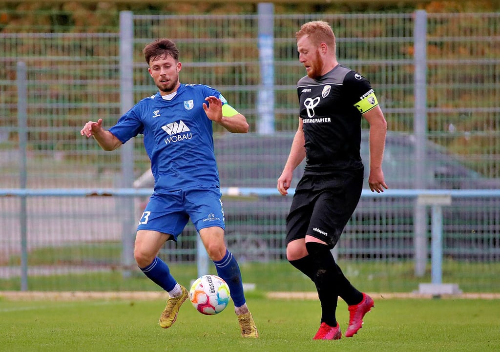 Von FCM-Kapitän Marc-André Jürgen (l./gegen Freitals Robin Fluß) und seiner Mannschaft sind heute nicht nur spielerische Qualitäten gefordert.