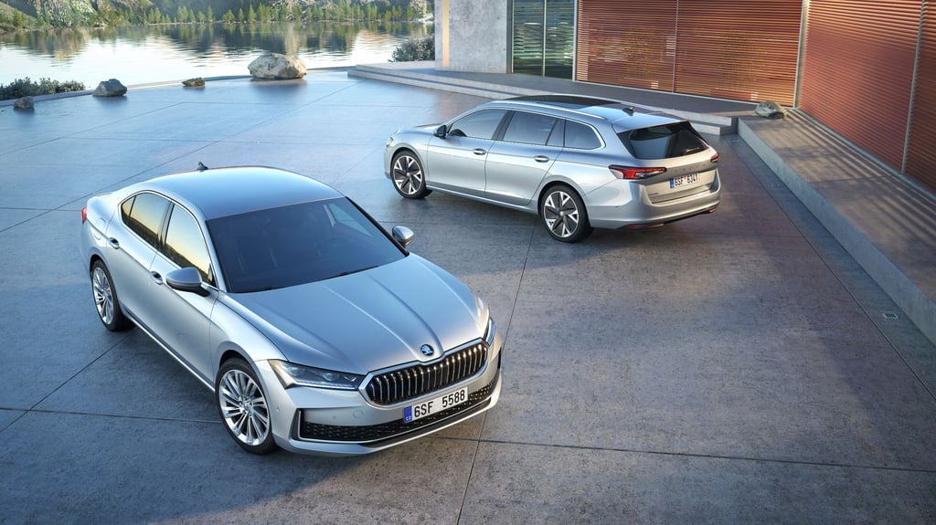 Duo aus Tschechien: Skoda hat die Markteinführung der vierten Superb-Generation mit Limousine (l) und Kombi fürs Frühjahr 2024 angekündigt.