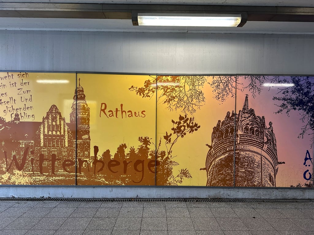 Ein Wandbild der Schlosskirche in Wittenberg ziert eine Fußgängerunterführung im Bahnhof der Kleinstadt Wittenberge in Brandenburg.