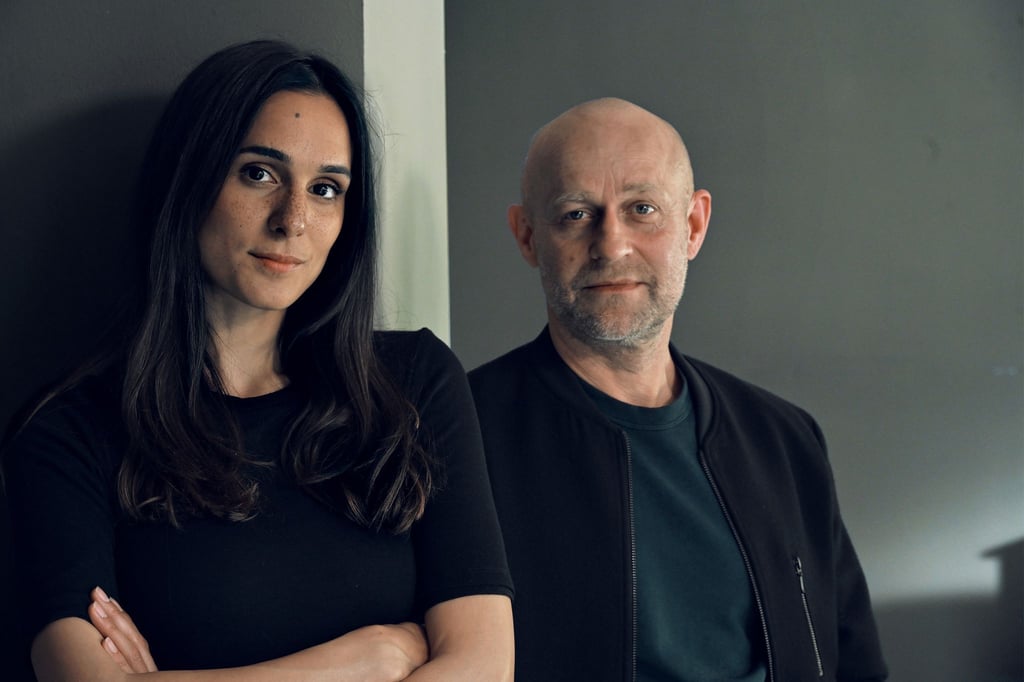 Mavi Neumann (Aybi Era),Robert Heffler (Jürgen Vogel) sind die Ermittler der ZDF-Krimiserie „Jenseits der Spree“.