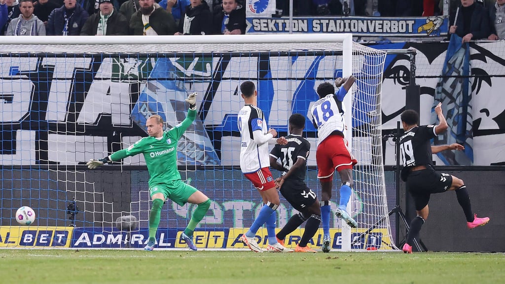Hamburgs Bakery Jatta (Nummer 18) köpft hier das 2:0 gegen den 1. FC Magdeburg.