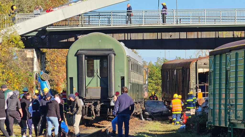 Einsatzkräfte des Technischen Hilfswerkes (THW) üben einen Großeinsatz.