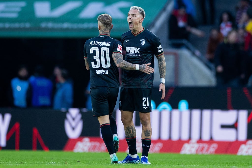 Augsburgs Philipp Tietz (r) zeigt sich seit Wochen in starker Form.