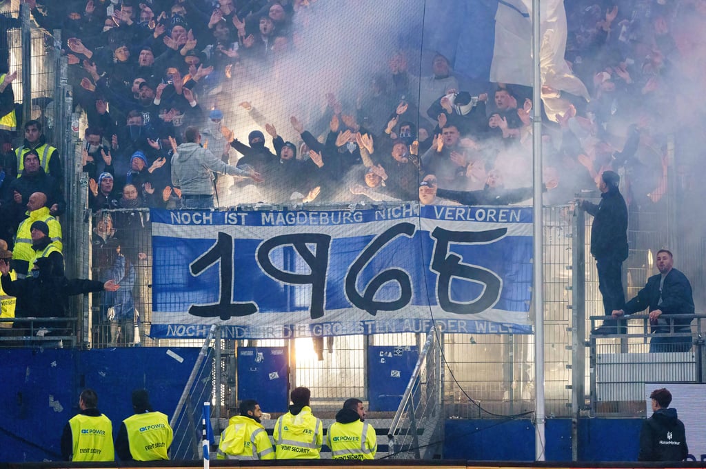 Pyro im Fanblock des 1. FC Magdeburg beim Auswärtsspiel beim Hamburger SV.