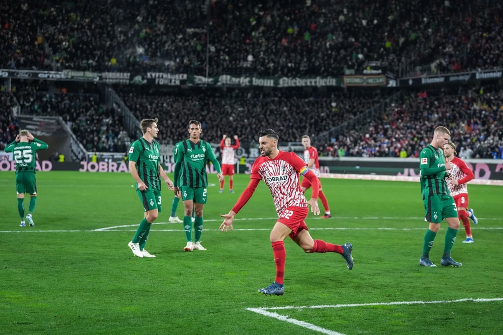 Vincenzo Grifo (M) sicherte Freiburg per Elfmeter den späten Punktgewinn.