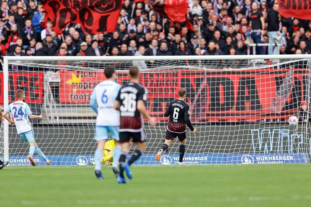 Dominick Drexler (l) brachte Schalke beim Sieg in Nürnberg in Führung.