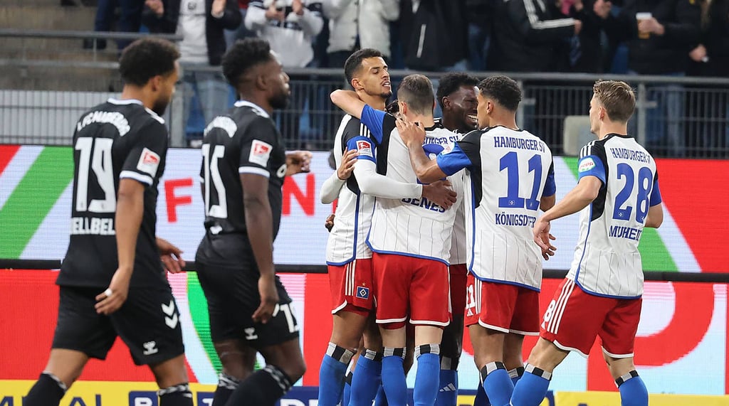 Während die Gastgeber über einen weiteren Dreier jubelten, sind die Spieler des 1. FC Magdburg um Leon Bell Bell (links) und Daniel Heber nach der Partie enttäuscht.