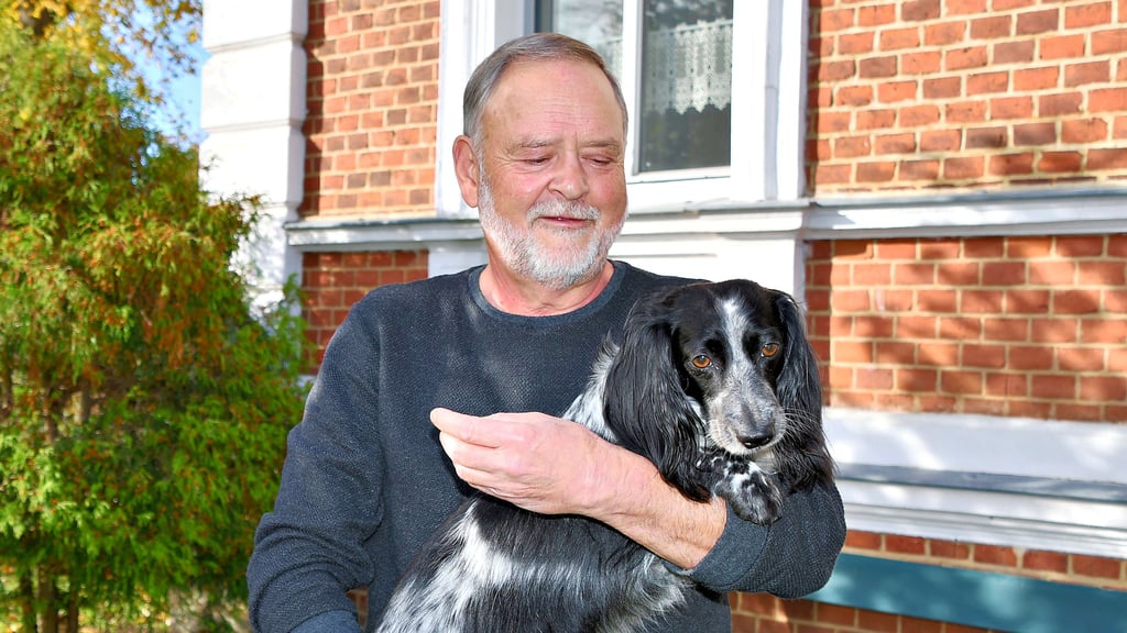 Hundebesitzer Ulrich Taufenbach ist froh, dass sein amerikanischer Dackel „Tommy“ die mit Nägeln gespickte Wurst im Garten nicht gefressen hat.