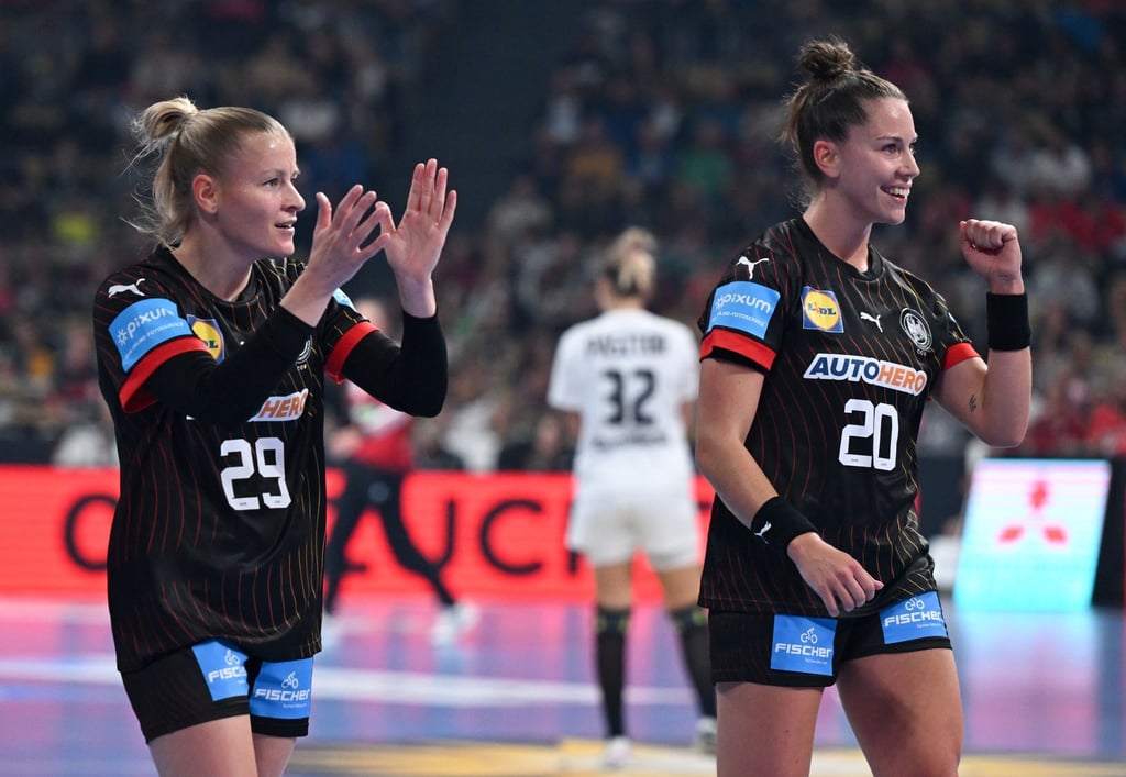 Mit sechs Treffern die beste deutsche Werferin im Test gegen Ungarn: Emily Bölk (r).