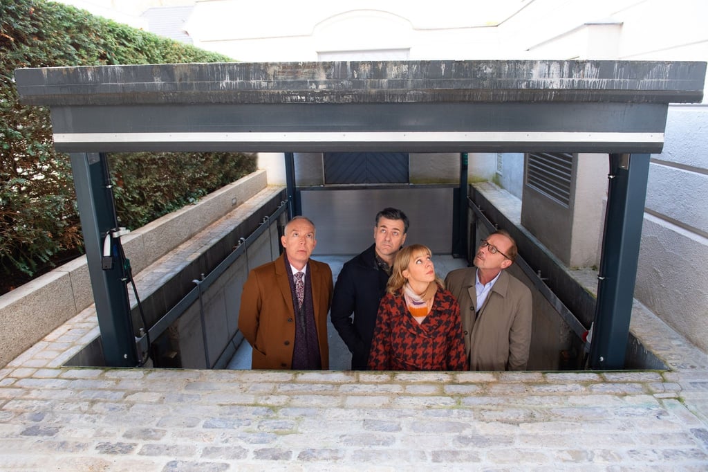 Helmut Zangel (Christoph Süß, l.) und seine Kommissare Harald Neuhauser (Marcus Mittermeier, 2.v.l.), Angelika Flierl (Bernadette Heerwagen, 2.v.r.) und Ludwig Schaller (Alexander Held, r.) begutachten das beeindruckende Anwesen von Dr. Schön in einer Szene vom ZDF-Krimi „München Mord - Der gute Mann vom Herzogpark".