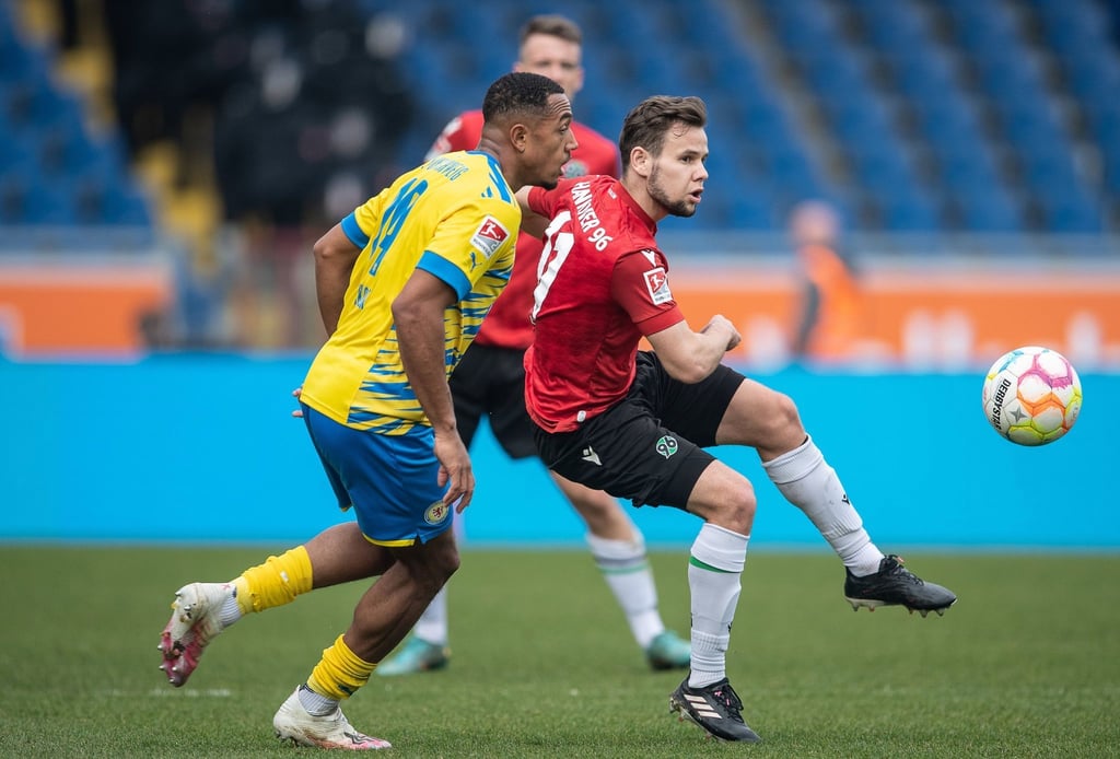 Hannovers Louis Schaub (r) spielt gegen Braunschweigs Anton Donkor.