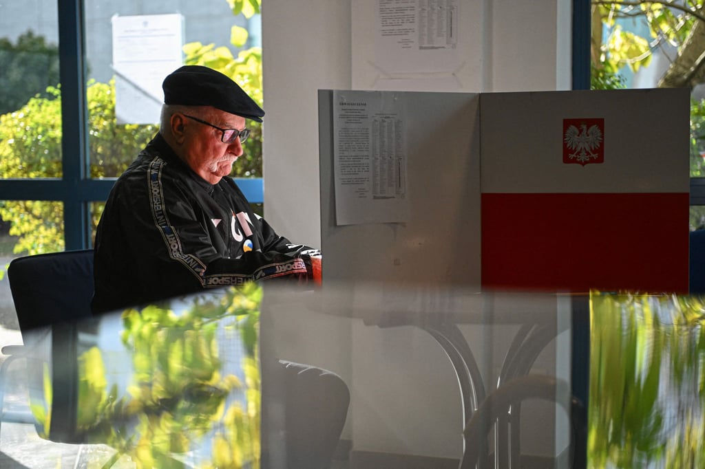 Lech Walesa, hier bei der Stimmabgabe für die Parlamentswahl in Polen, kommt am Mittwoch nach Halle.