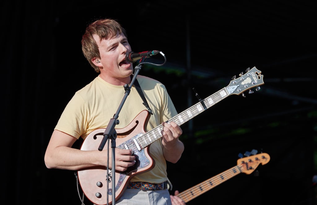 Michel von Wussow, Musiker, steht auf der Freilichtbühne im Stadtpark.