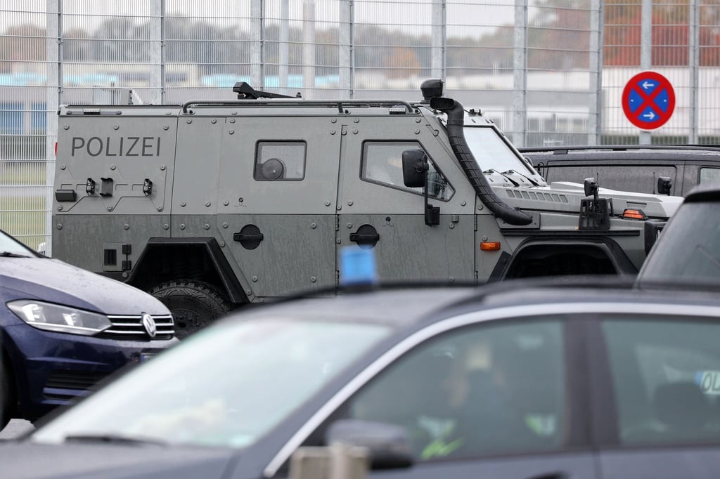 Spezialkräfte der Polizei sind am Flughafen im Einsatz.