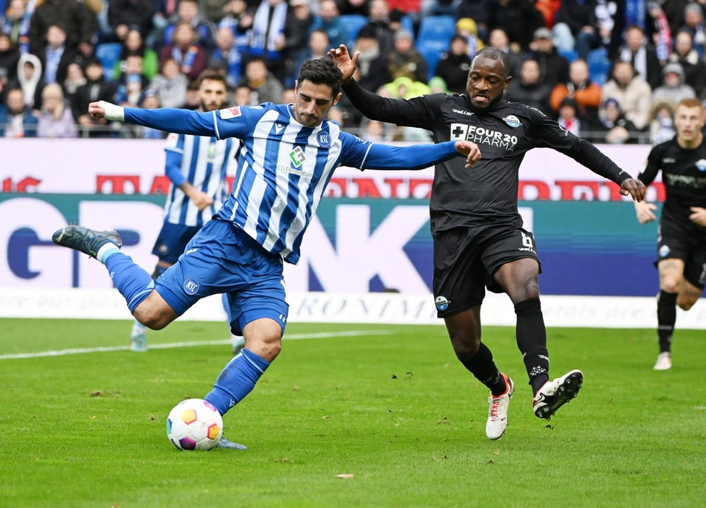 Der Karlsruher Lars Stindl (l) im Zweikampf mit David Kinsombi aus Paderborn.
