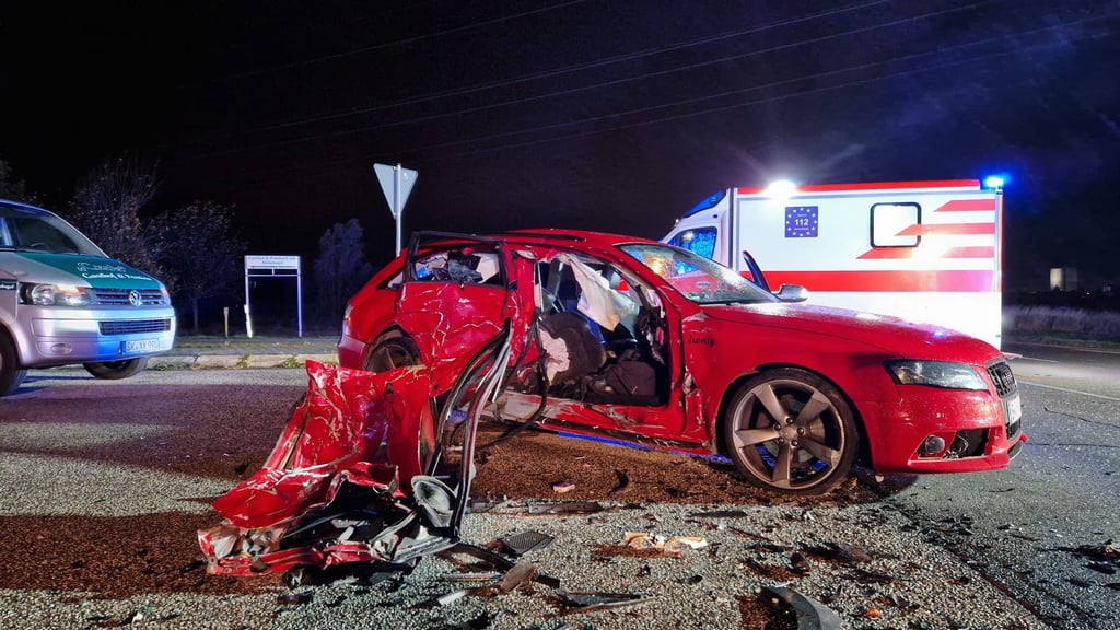 Bei einem Verkehrsunfall sind zwei Pkw zusammengestoßen und völlig zerstört worden.