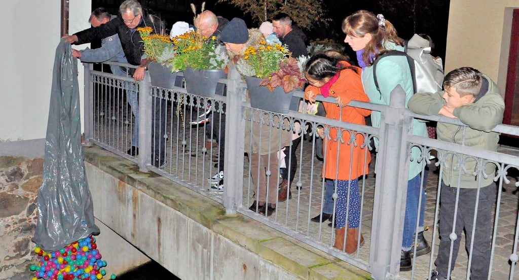 Erstmals begann das Salzkugelrennen an der Hohen Brücke. Der Vorstand der Werbegemeinschaft schickte die Kugeln auf die Reise.