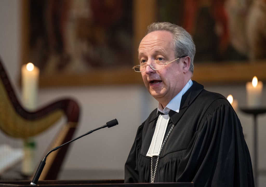 Christian Stäblein, Bischof der Evangelischen Kirche Berlin-Brandenburg-schlesische Oberlausitz, spricht in einem Gottesdienst.