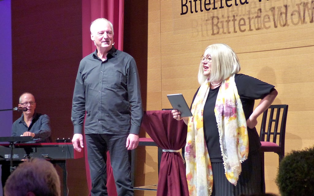 Ein unterhaltsamer Abend mit den Leipziger Kabarettisten Carolin Fischer und Rald Bärwolff. Am Piano begleitet sie Enrico Wirth.