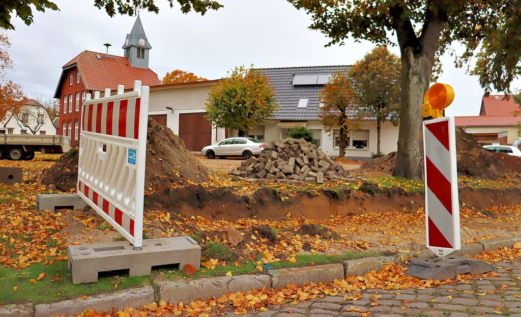 In Jahrstedt hat der Bau der barrierefreien Bushaltestellen begonnen, in anderen Orten noch nicht. 