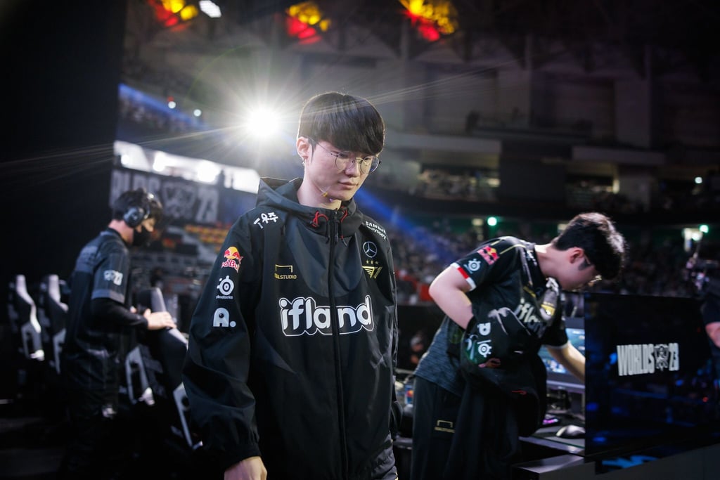 LoL-Superstar Faker zeigt mit T1 Stärke und gewinnt im Worlds-Viertelfinale eindeutig gegen LNG.