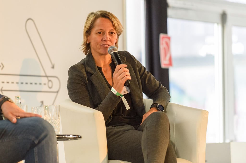Bayern Münchens Sportchefin Bianca Rech hat den DFB für den Zeitpunkt der Bekanntgabe der Trennung von Bundestrainerin kritisiert.