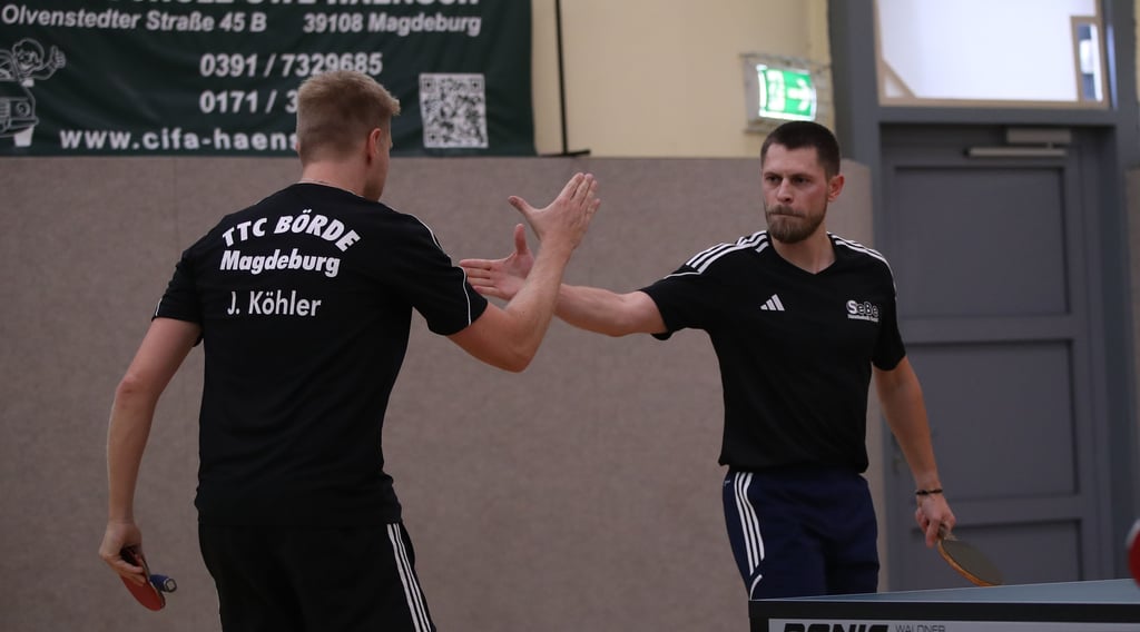 Kamil Andrzej Duniec (r.) versteht sich mit seinen Teamkollegen wie Mannschaftsleiter Jens Köhler bestens. Am 11. November steht für Köhler und Co. ein Doppel-Heimspieltag gegen den Post SV Mühlhausen II und den TTC Holzhausen an.