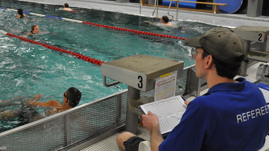 45 Teilnehmer gingen zum nächtlichen Schwimmen ins Wasser.
