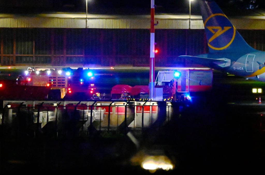 Einsatzkräfte mit ihren Fahrzeugen sind am Flughafen im Einsatz.