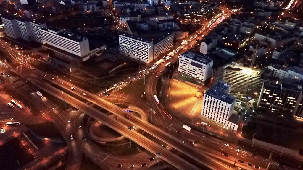 Noch dominiert hier der Verkehr - doch der Riebeckplatz in Halle soll sich wandeln.