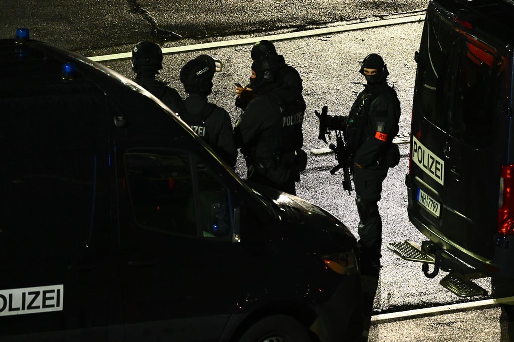 Bewaffnete Polizisten sind am Flughafen im Eisatz.