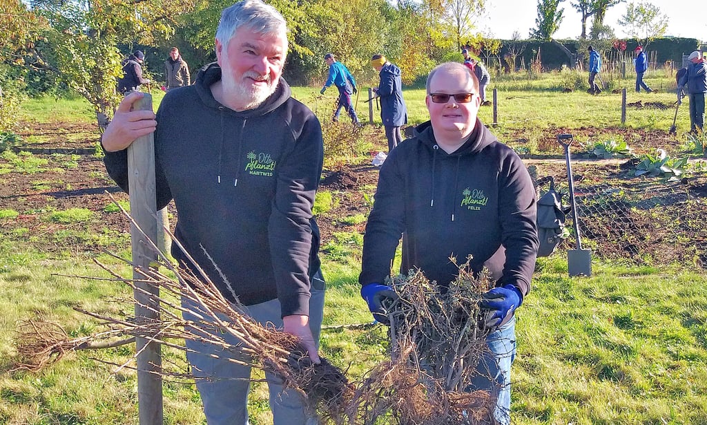 Hartwig Haase (l.) und Felix Bosdorf von der Initiative „Otto pflanzt“ packten in Ebendorf mit an.